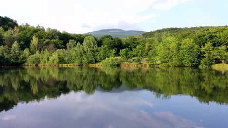 Hermoso-paisaje-sobre-el-lago