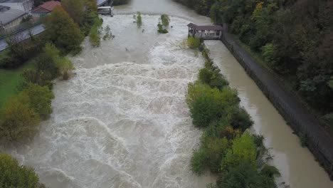 Zángano-de-la-vista-aérea-del-río-Serio-hinchado-después-de-fuertes-lluvias.-Provincia-de-Bérgamo,-Italia-norteña