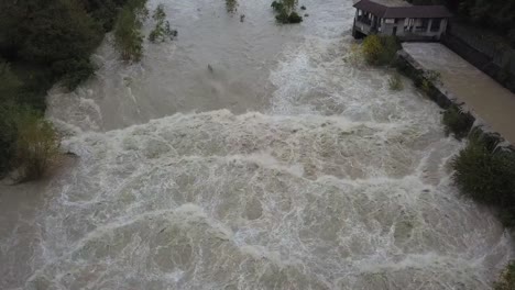 Zángano-de-la-vista-aérea-del-río-Serio-hinchado-después-de-fuertes-lluvias.-Provincia-de-Bérgamo,-Italia-norteña