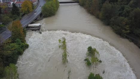 Zángano-de-la-vista-aérea-del-río-Serio-hinchado-después-de-fuertes-lluvias.-Provincia-de-Bérgamo,-Italia-norteña