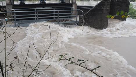 El-río-Serio-hinchado-después-de-fuertes-lluvias.-Provincia-de-Bérgamo,-Italia-norteña