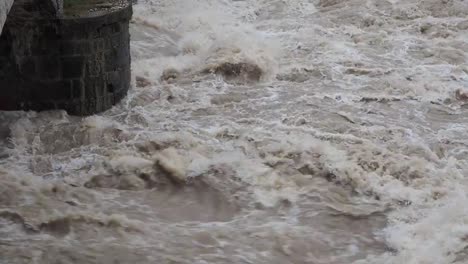 Serio-Flusses-geschwollen-nach-starken-Regenfällen.-Provinz-von-Bergamo,-Italien