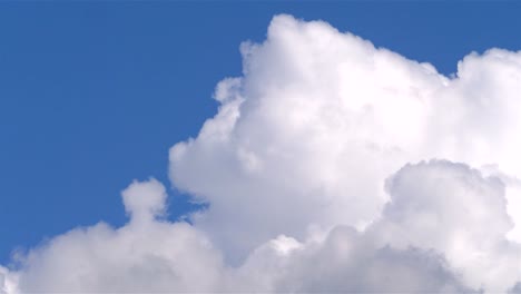 Time-lapse-video-of-changing-cloudscape-in-4K