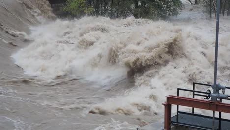 El-río-Serio-hinchado-después-de-fuertes-lluvias.-Provincia-de-Bérgamo,-Italia-norteña