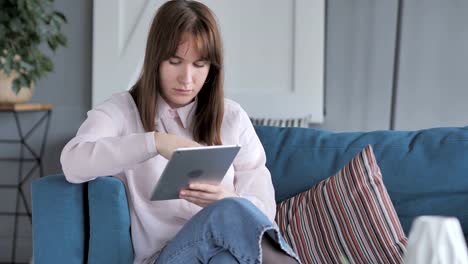 Compras-en-línea-con-tarjeta-de-crédito-de-relax-chica,-Tablet