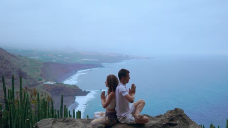 Dos-hombre-hombre-y-un-concepto-de-mujer-de-vida-saludable-en-la-montaña-en-una-isla-con-el-océano-Atlántico