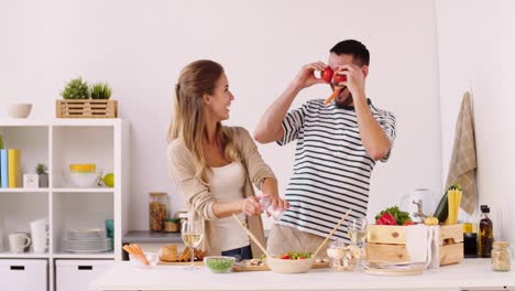 feliz-pareja-cocinar-y-divertirse-en-casa