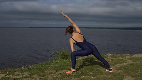 Mädchen-im-blauen-Sportbekleidung,-Yogi-Praxis-im-Freien.