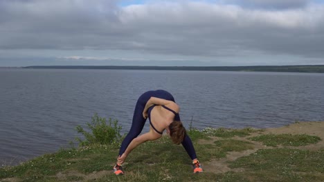 Frau-im-klassischen-Yoga-pose,-Energiekonzentration