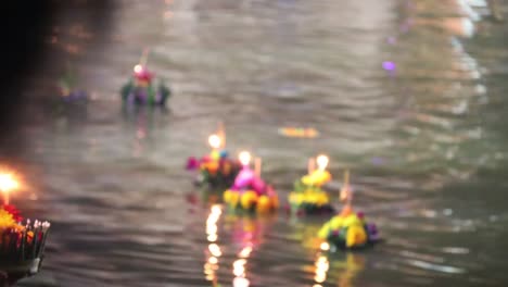 Zeit-Ablauf-Unschärfe-Stil-dekoriert-lebhaft-schweben-auf-dem-Wasser-am-Loykratong-Festival-am-Vollmondtag-des-zwölften-Mondmonats.