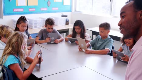 Grundschule-Kinder-mit-Tablet-PCs-im-Klassenzimmer