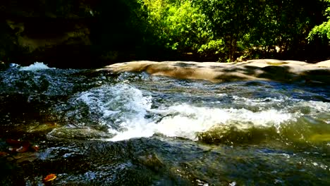 Agua-que-fluye-en-corrientes-de-movimiento-lento.