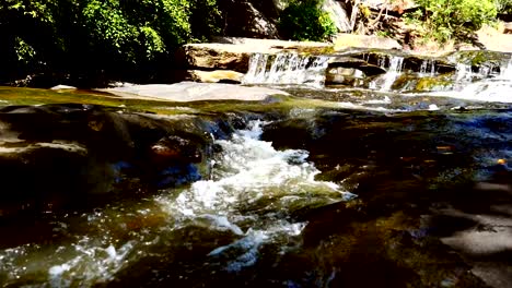 Wasser-fließt-in-Strömen-Slow-Motion.