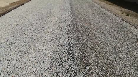 obras-viales-de-asfalto-recientemente-construido,-campo-y-carretera