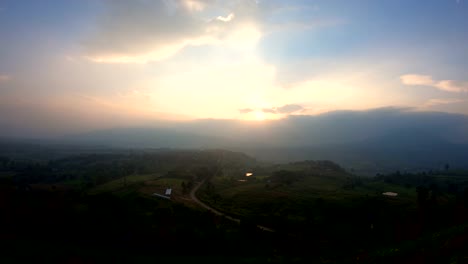 Timelapse-colorido-dramático-cielo-con-nubes-al-atardecer.