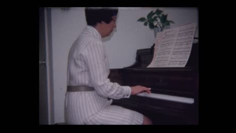 1971-Pretty-Woman-plays-piano