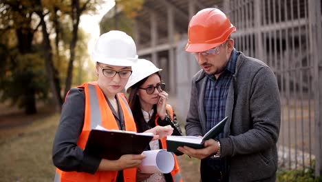 Engineer-communicates-and-demonstrates-the-construction-site-of-the-two-women-inspectors.