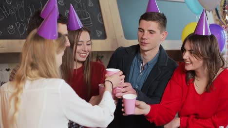 Lächelnde-Menschen-trinken-Champagner-während-der-fantastischen-Geburtstagsfeier-verbringen-schöne-Zeit-zusammen-am-Wochenende,-Slowmotion-in-schönen-Studio-Wohnung