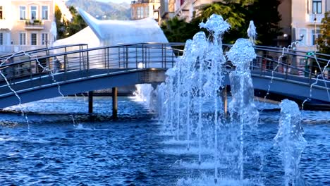 Fuentes-musicales-en-el-parque-en-el-terraplén-de-Batumi,-Georgia.-Cámara-lenta