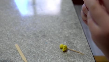 Un-niño-jugando-con-arcilla.