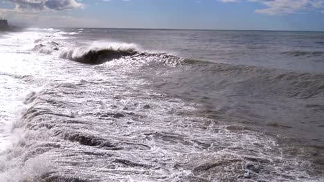 Sturm-auf-dem-Meer.-Riesige-Wellen-sind-abstürzt-und-Spritzen-am-Ufer.-Slow-Motion