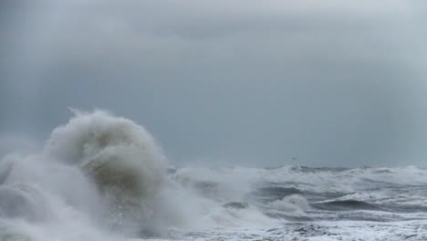 Alta-ola-rompiendo-en-las-rocas-de-la-costa.-Muy-gran-ola-aplastante-Costa,-gran-ola-hermoso-océano.-Movimiento-súper-lento.