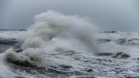 Alta-ola-rompiendo-en-las-rocas-de-la-costa.-Muy-gran-ola-aplastante-Costa,-gran-ola-hermoso-océano.-Movimiento-súper-lento.