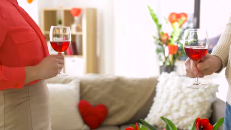 pareja-feliz-bebiendo-vino-tinto-en-el-día-de-San-Valentín