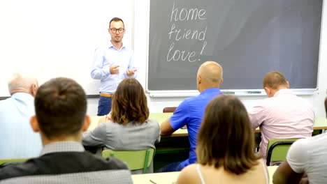 Dozent-im-Gespräch-zu-gemischten-Alter-Schüler