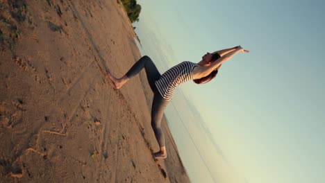 Streching-activo-joven-y-practicar-yoga-en-la-playa-al-atardecer.