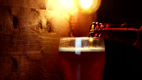 gotas-de-cerveza-con-espuma-en-el-vaso-de-cerveza-de-la-bebida-con-hielo-congelado,-bebida-marrón-oro-del-fondo,-diversión-y-nutrición