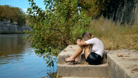 Triste-mujer-elegante-sola-llorando,-pensando-que-le-ex-novio-al-aire-libre