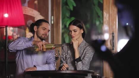 Hermosa-pareja-de-cita-romántica-tomando-vino-en-el-restaurante