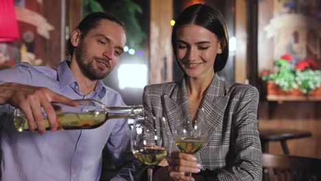 Schönes-paar-auf-romantisches-Date-trinken-Wein-im-Restaurant