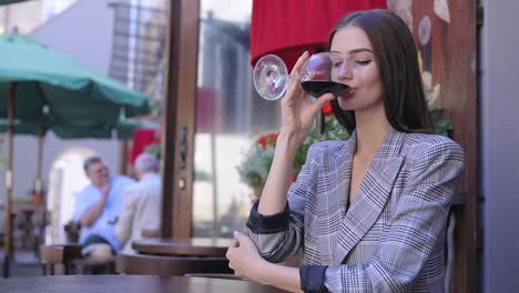 Mujer-bebiendo-vino-tinto-restaurante,-camarero-sirviendo-comida