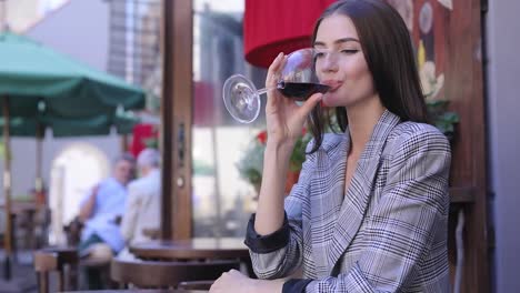 Mujer-bebiendo-vino-tinto-restaurante,-camarero-sirviendo-comida