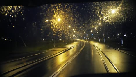 noche-en-autobús-en-la-carretera-a-la-lluvia