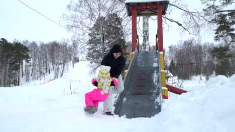 Deslice-la-pequeña-chica-montar-a-caballo-en-invierno