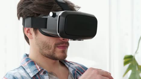 Hübischer-Mann-mit-Virtual-Reality-Simulator
