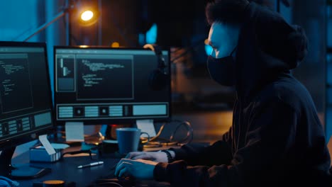 Hacker-nutzen-Computer-für-Cyber-Angriff-in-der-Nacht