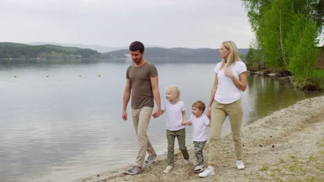 Familienspaziergang-am-See-und-Genießen-der-Landschaft