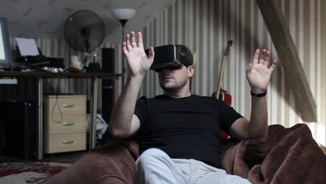 Hombre-con-gafas-con-realidad-virtual-en-una-sala-de-juegos