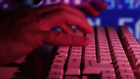 Männliche-Hände-Tippen-auf-Tastatur-Multi-Colored-Light