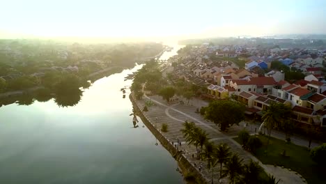 hermoso-paisaje-urbano-con-río-tranquilo-serpenteando-al-horizonte