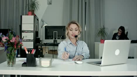 Frustrierte-Call-Center-Frau-im-Gespräch-mit-dem-Kunden