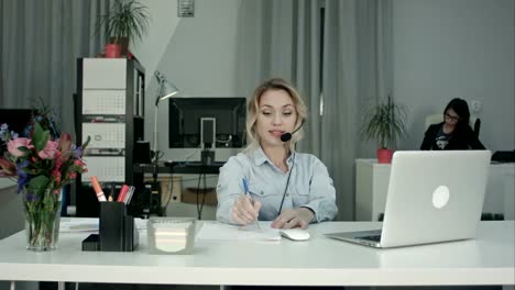 Mujer-del-Call-Center-frustrado-hablando-con-el-cliente