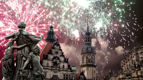 Escultura-en-la-terraza-Bruhl-y-Hofkirche-o-catedral-de-la-Santísima-Trinidad-y-fuegos-artificiales-de-vacaciones---iglesia-barroca-en-Dresde,-Sachsen,-Alemania