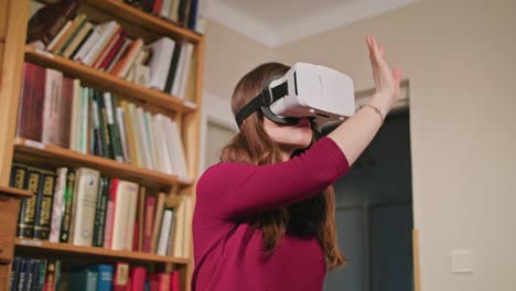 Mujer-joven-en-gafas-de-realidad-Virtual