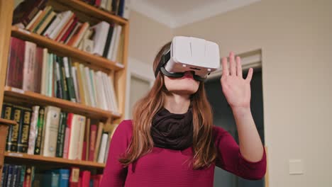 Junge-Frau-in-Virtual-Reality-Brille