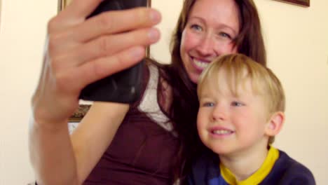 Liebenswerte-Mutter-und-Sohn-nehmen-Selfie-mit-Telefon